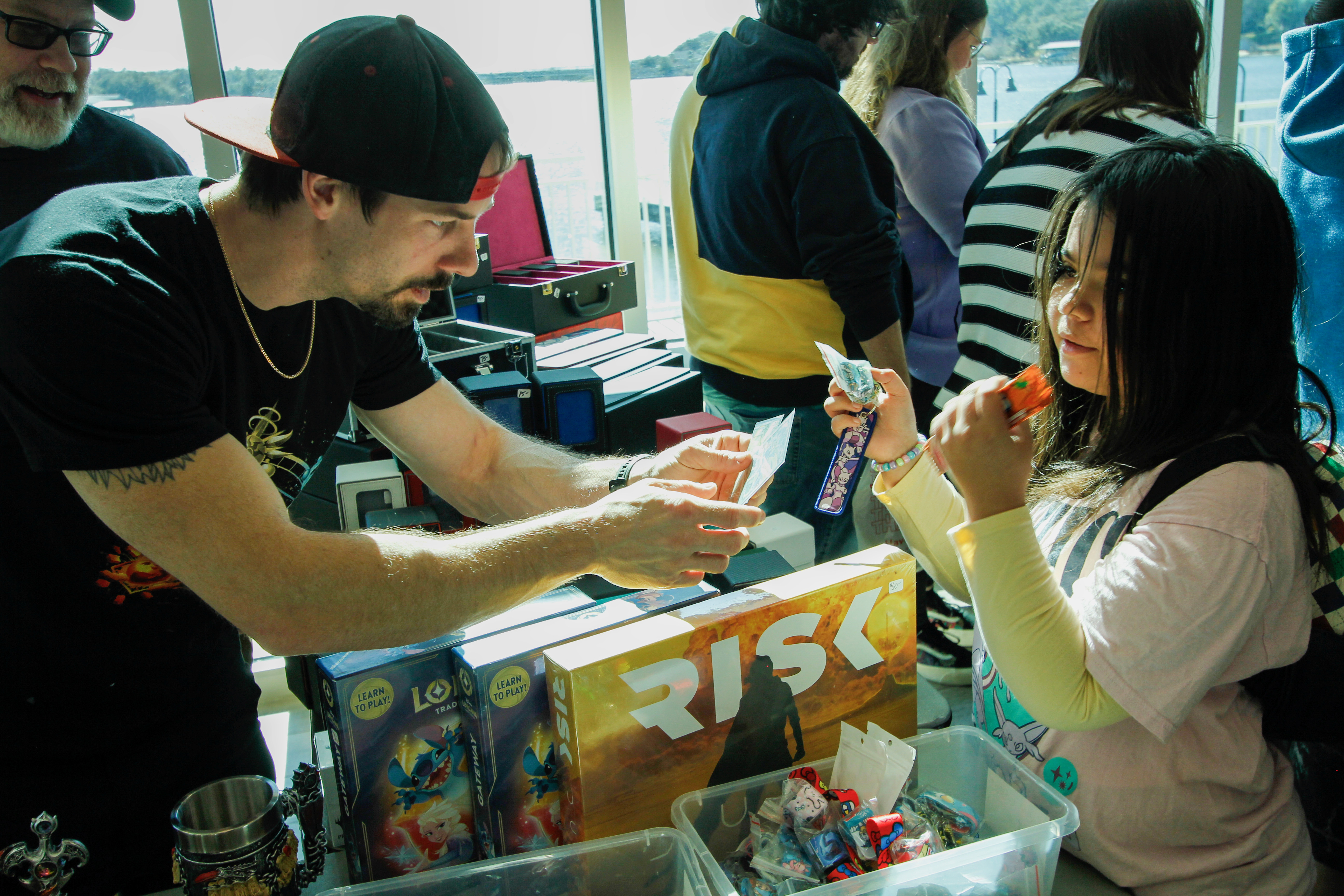 Vendor and buyer making a trade